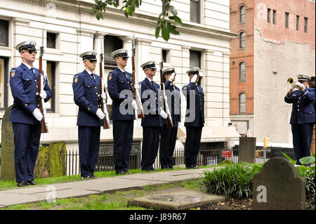 TAPPS è stato svolto dalla Coast Guard organo ausiliario, musicista professionista e bugler, Lou DiLeo dopo una corona è stata deposta sulla tomba di Coast Guard fondatore, Alexander Hamilton, alla Chiesa della Trinità nella città di New York, 26 maggio 2017. Come una parte della flotta settimana New York, membri di equipaggio dalla Guardacoste Hamilton e gli ospiti onorati Hamilton con una ghirlanda di memorial-posa cerimonia presso la sua tomba e membri del cast Lexi Lawson (Eliza Hamilton) e Brandon Victor Dixon (Aaron Burr) della stimata musical di Broadway, Hamilton, ha anche partecipato e pagato il loro rispetto alla comune omonimo della taglierina e Hamilton Foto Stock