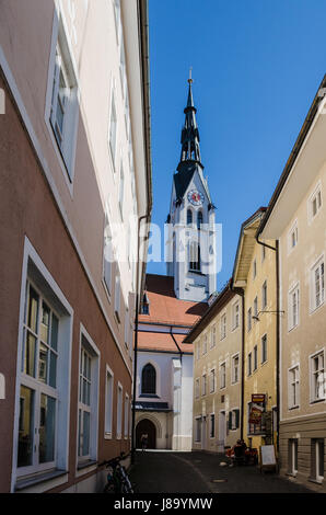 Bad Tölz si trova a circa 60km a sud di Monaco di Baviera per il fiume Isar, che separa la Alstadt nell est del quartiere termale in occidente. Foto Stock