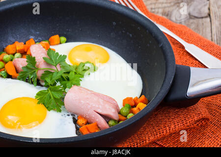 Delizioso, rapida e sana colazione sul tavolo di legno Foto Stock