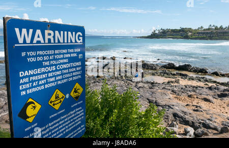 Segno nuotatori di avvertimento di pericolose condizioni per il nuoto in Napili Bay, West Maui, Hawaii Foto Stock