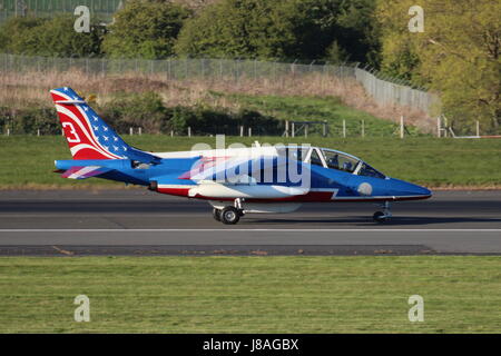 F-UGFE / E119 (3), un Dassault-Breguet/Dornier Alpha Jet e del francese Air Force aerobatic team, Patrouille de France, presso l'Aeroporto di Prestwick. Foto Stock