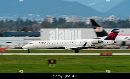 Collegamento a triangolo (Skywest Airlines) Bombardier CRJ-700 jet regionale decolla dall'Aeroporto Internazionale di Vancouver Foto Stock