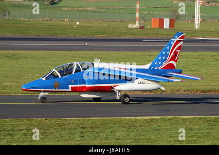 F-UHRT / E152 (7), un Dassault-Breguet/Dornier Alpha Jet e del francese Air Force aerobatic team, Patrouille de France, presso l'Aeroporto di Prestwick. Foto Stock