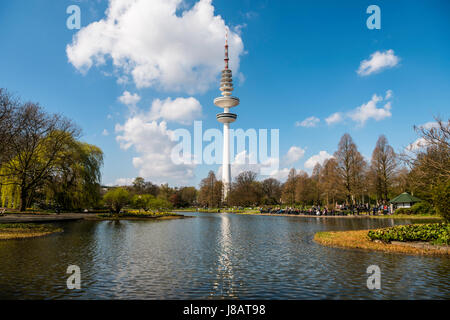 Lago Parksee, parco Planten un Blomen, sul retro Hamburger torre televisiva, Heinrich-Hertz-Turm, Tele-Michel, Telemichel, Amburgo Foto Stock