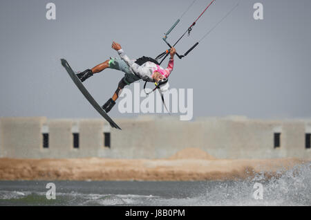 Professional kite boarding rider sportivo salta di alta acrobazia kiteboarding tantrum trucco con rotazione anteriore e Acqua Splash. Ricreazione Foto Stock