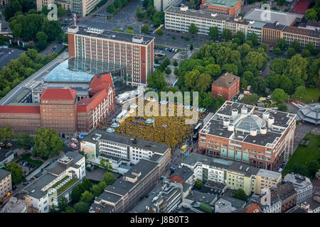 La visualizzazione pubblica sul Dortmunder Friedensplatz tra Dortmunder Rathaus e Dortmund Town Hall, Cup match tra BVB e Eintracht Francoforte, Fanme Foto Stock