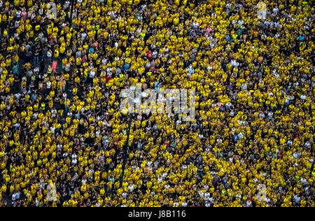 La visualizzazione pubblica sul Dortmunder Friedensplatz tra Dortmunder Rathaus e Dortmund Town Hall, Cup match tra BVB e Eintracht Francoforte, Fanme Foto Stock