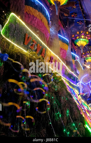 Una casa decorata per San Isidro Pahiyas Harvest Festival in onore del santo patrono degli agricoltori Saint Isidore il Labourer nella città di Lucban o Lukban situato ai piedi del Monte Banahaw nella provincia di Quezon nelle Filippine Foto Stock