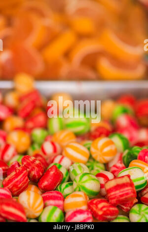 Caramelle sulla strada del mercato, colorato candy tratta in outdoor shop, il fuoco selettivo Foto Stock