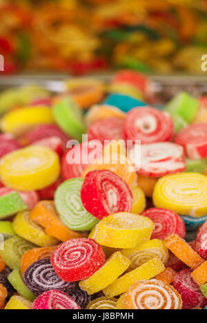 Caramelle sulla strada del mercato, colorato candy tratta in outdoor shop, il fuoco selettivo Foto Stock