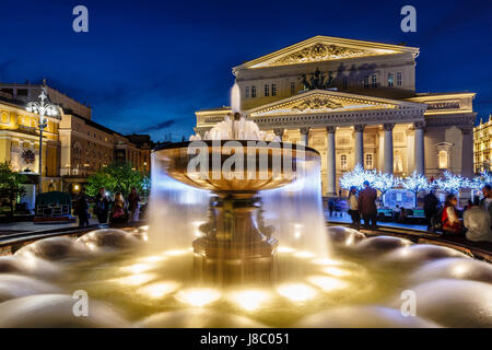 Fontana e il Teatro Bolshoi illuminate nella notte a Mosca, Russia Foto Stock