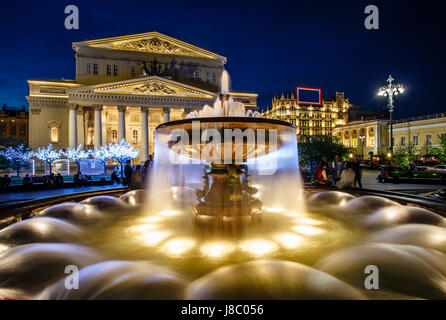 Fontana e il Teatro Bolshoi illuminate nella notte a Mosca, Russia Foto Stock