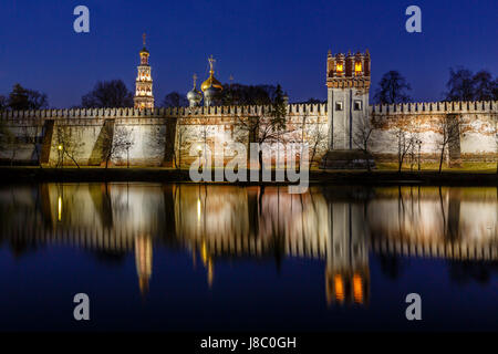 Splendida vista il Convento Novodevichy in serata a Mosca, Russia Foto Stock