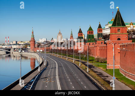 Vista sul Cremlino di Mosca e di parete di Mosca argine del fiume, Russia Foto Stock