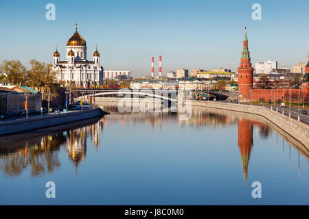 Vista sul Cremlino e la Cattedrale di Cristo Salvatore a Mosca, Russia Foto Stock