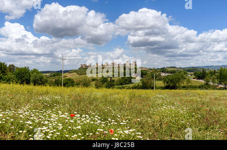 Monteriggioni, Toscana, Italia - 20 Maggio 2017 - vista panoramica del borgo medioevale costruito nel 1214-19 Foto Stock