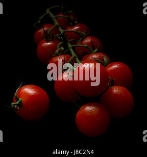 Pomodori ciliegia sulla vite Foto Stock