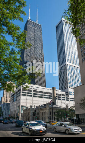 Grattacieli e Street View intorno a Michigan Avenue Chicago STATI UNITI D'AMERICA Foto Stock