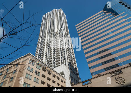 Grattacieli e Street View intorno a Michigan Avenue Chicago STATI UNITI D'AMERICA Foto Stock