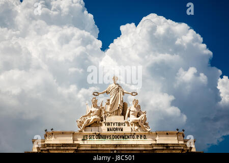 Rue Augusta arco sulla piazza del Commercio in Lisboa, Portogallo. Sculture di Viriatus, Vasco de Gama, Pombal e Nuno Alvares Pereira sulla sommità di esso. Foto Stock