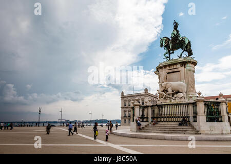 Praca do Comercio e la statua del re Jose io a Lisbona, Portogallo Foto Stock