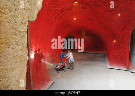 Fabrica Hill catacomba, Paphos, Cipro, ospitando i Pafos 2017 mostra d'arte una passeggiata attraverso la linea Foto Stock