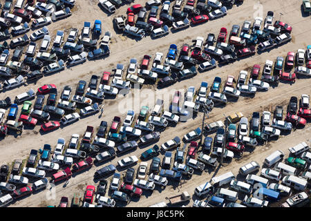 Vista aerea di un auto wrecking yard. Foto Stock