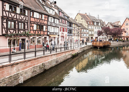Quai de la Poissonnerie, Petite Venise, Colmar, Francia. A struttura mista in legno e muratura storica case di pescatori a lato del fiume Lauch. Foto Stock