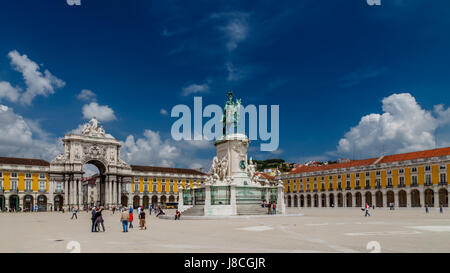 Statua di re Jose io e Rue Augusta arco sulla Praca do Comercio di Lisbona, Portogallo Foto Stock