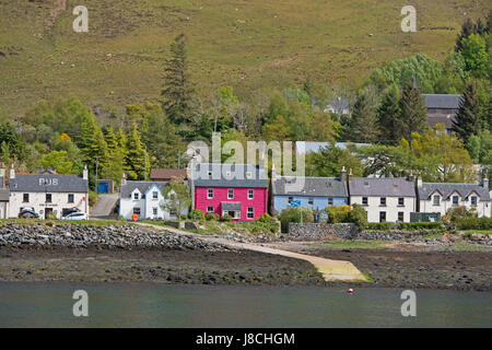 Lo scozzese sulla costa nord occidentale fronte mare villaggio di Dornie con cottage colorati. Foto Stock