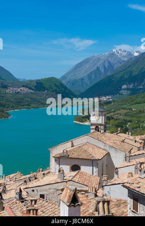 Parco nazionale d'Abruzzo (Italia) - Un italiano di riserva naturale, con la città vecchia di nome Barrea, il lago di Barrea, la Camosciara e molti animali selvatici. Foto Stock