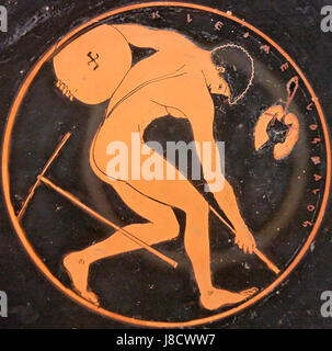 Il Discobolus di Kleomelos è un'antica scultura greca che rappresenta l'abilità atletica, ora ospitata al Museo del Louvre, che espone l'arte classica greca. Foto Stock