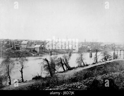 Fredericksburg, situata lungo il fiume Rappahannock in Virginia, fu il luogo di una significativa battaglia della guerra civile nel 1863. La battaglia di Fredericksburg fu uno dei maggiori conflitti tra l'Unione e le forze confederate, che causarono pesanti perdite. Questa battaglia è un evento chiave nella storia della guerra civile americana, noto per la sua importanza strategica e l'alto costo della vita. Foto Stock
