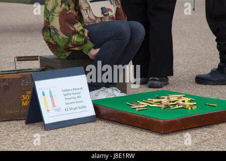 Blackpool, costa di Fylde, Lancashire, Regno Unito. 28 Maggio, 2017. Bank Holiday attrazioni. La vendita di proiettili per carità per aiutare a mantenere il raro lavorando Guerra Mondiale 2 Spitfire. In base a Lytham St Annes Spitfire Visitor Centre Questo aeromobile è un popolare del display e una grande attrazione turistica. Alcune persone possono considerare che la vendita di munizioni di replica è insensibile dopo le settimane evento in Manchester. Credito; MediaWorldImages/AlamyLiveNews Foto Stock