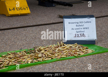 Blackpool, costa di Fylde, Lancashire, Regno Unito. 28 Maggio, 2017. Bank Holiday attrazioni. La vendita di proiettili per carità per aiutare a mantenere il raro lavorando Guerra Mondiale 2 Spitfire. In base a Lytham St Annes Spitfire Visitor Centre Questo aeromobile è un popolare del display e una grande attrazione turistica. Alcune persone possono considerare che la vendita di munizioni di replica è insensibile dopo le settimane evento in Manchester. Credito; MediaWorldImages/AlamyLiveNews Foto Stock