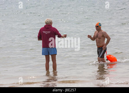 Bournemouth Dorset, Regno Unito. 28 Maggio, 2017. Regno Unito: meteo nuvoloso giorno a Bournemouth spiagge, ma anche il sole sta cercando di rompere attraverso. Testa di visitatori al mare per rendere la maggior parte del weekend. Offrendo nuotatore a piedi al di fuori del mare una tazza di bevanda a Durley Chine. Credito: Carolyn Jenkins/Alamy Live News Foto Stock