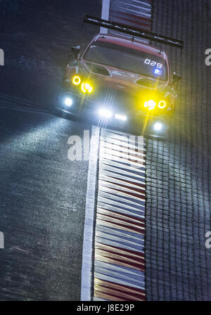 Nuerburg, Germania. 27 Maggio, 2017. La Bentley Continental GT3 del Team Bentley Team ABT passa dalla sezione 'Bruennchen' sul Nordschleife corso durante la 24 Ore del Nuerburgring gara di Nuerburg, Germania, 27 maggio 2017. Foto: Sila Stein/dpa/Alamy Live News Foto Stock