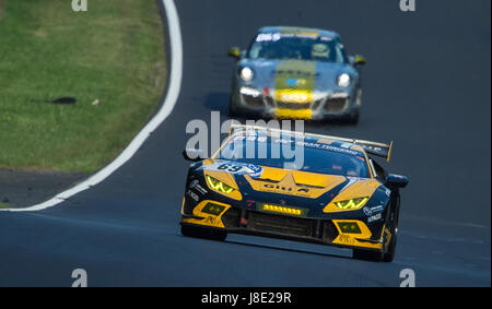 Nuerburg, Germania. 27 Maggio, 2017. La Lamborghini Huracan Super Trofeo del Team Motorsport Doerr passa dalla sezione 'Kallenhard' sul Nordschleife corso durante la 24 Ore del Nuerburgring gara di Nuerburg, Germania, 27 maggio 2017. Foto: Sila Stein/dpa/Alamy Live News Foto Stock