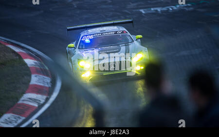 Nuerburg, Germania. 27 Maggio, 2017. La Mercedes-AMG GT3 del team Mercedes-AMG e HTP Motorsport passa dalla sezione 'Bruennchen' sul Nordschleife corso durante la 24 Ore del Nuerburgring gara di Nuerburg, Germania, 27 maggio 2017. Foto: Sila Stein/dpa/Alamy Live News Foto Stock