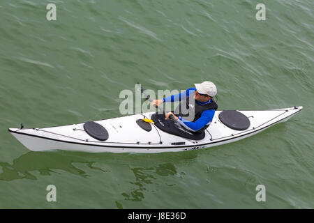 Bournemouth Dorset, Regno Unito. 28 Maggio, 2017. Regno Unito: meteo nuvoloso giorno a Bournemouth spiagge, ma anche il sole sta cercando di rompere attraverso. Testa di visitatori al mare per rendere la maggior parte del weekend. Kayaker kayaking in mare. Credito: Carolyn Jenkins/Alamy Live News Foto Stock