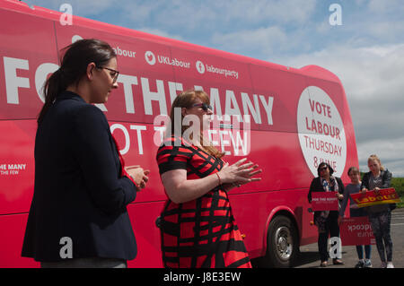 Leadgate, UK. 28 Maggio, 2017. Angela Rayneri, Shadow il Segretario di Stato per l'educazione, a destra di campagna per la manodopera nel nord-ovest della circoscrizione di Durham. Laura Pidcock, a sinistra è il candidato del lavoro sperando di sostituire ex ombra il Ministro dell'istruzione, Pat Vetro, chi ha deciso che avrebbe il passo verso il basso. Credito: Colin Edwards/Alamy Live News Foto Stock