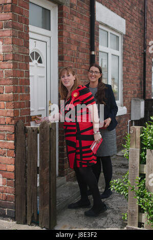 Leadgate, UK. 28 Maggio, 2017. Angela Rayneri, Shadow il Segretario di Stato per l'educazione, a sinistra e a Laura Pidcock Nord Ovest Durham candidato del lavoro di campagna elettorale in Leadgate. Credito: Colin Edwards/Alamy Live News Foto Stock