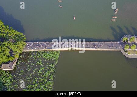 Hangzhou, cinese della Provincia di Zhejiang. 28 Maggio, 2017. La gente visita Duanqiao Ponte o il Ponte Rotto, nel West Lake scenic area di Hangzhou, a est della capitale cinese della Provincia di Zhejiang, 28 maggio 2017. In vari modi, persone in tutta la Cina celebrare la prossima cinese tradizionale Duanwu Festival, o Dragon Boat Festival, che cade il 30 maggio di quest'anno. Credito: Zhang Cheng/Xinhua/Alamy Live News Foto Stock