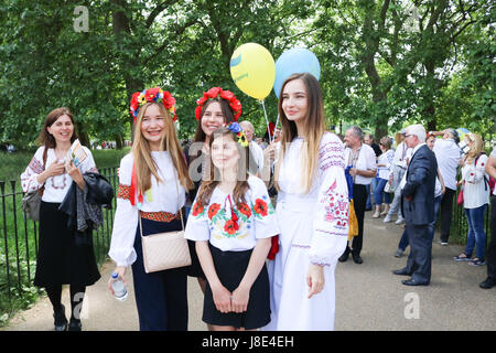 Londra, Regno Unito. 28 Maggio, 2017. Membri della comunità ucraina a Londra marzo attraverso Hyde Park per celebrare Vyshyvanka vestito in ucraino magliette ricamate e costumi nazionali come un simbolo dell'unità di credito Ucraina: amer ghazzal/Alamy Live News Foto Stock