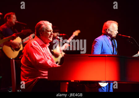 27 maggio 2017 - Hollywood, California, Stati Uniti d'America - musicista - Brian Wilson e Al Jardine dei Beach Boys di eseguire i suoni di Pet in concerto per l'ultima volta al Teatro Pantages, Hollywood, California, Stati Uniti d'America, 26 maggio 2017. Beach Boy stati al Jardin eseguita con Wilson in questa buona salute onorare l'iconica album e song writer. ..Immagine cr credito Scott Mitchell/ZUMA premere (credito Immagine: © Scott Mitchell via ZUMA filo) Foto Stock