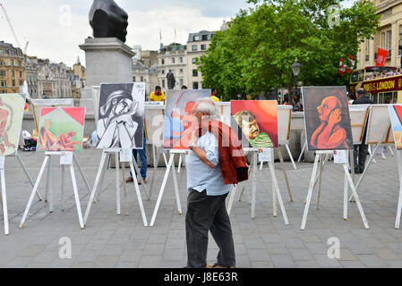 Trafalgar Square, Londra, Regno Unito. Il 28 maggio 2017. Genocidio Tamil ricordo dipinti da un artista Pugazhenthi sul display in Trafalgar Square Credit: Matteo Chattle/Alamy Live News Foto Stock