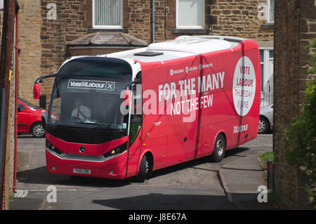 Leadgate, UK. 28 Maggio, 2017. La battaglia del lavoro autobus con Angela Rayneri, Shadow il Segretario di Stato per l'educazione, arrivando a Leadgate Centro Comunitario nel nord-ovest della circoscrizione di Durham. Credito: Colin Edwards/Alamy Live News Foto Stock