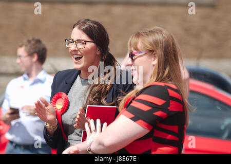 Leadgate, UK. 28 Maggio, 2017. Laura Pidcock, candidato del lavoro per il Nord Ovest di Durham e Angela Rayneri, Shadow il Segretario di Stato per l'educazione di campagna elettorale in Leadgate. Credito: Colin Edwards/Alamy Live News Foto Stock