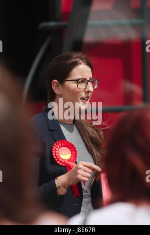 Leadgate, UK. 28 Maggio, 2017. Laura Pidcock, candidato del lavoro per il Nord Ovest di Durham sostenitori di indirizzamento in Leadgate durante una visita di Angela Raynor, Shadow il Segretario di Stato per l'istruzione. Credito: Colin Edwards/Alamy Live News Foto Stock