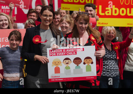 Leadgate, UK. 28 Maggio, 2017. Laura Pidcock, candidato del lavoro per il Nord Ovest di Durham e Angela Rayneri, Shadow il Segretario di Stato per l'educazione con i sostenitori in Leadgate. Credito: Colin Edwards/Alamy Live News Foto Stock